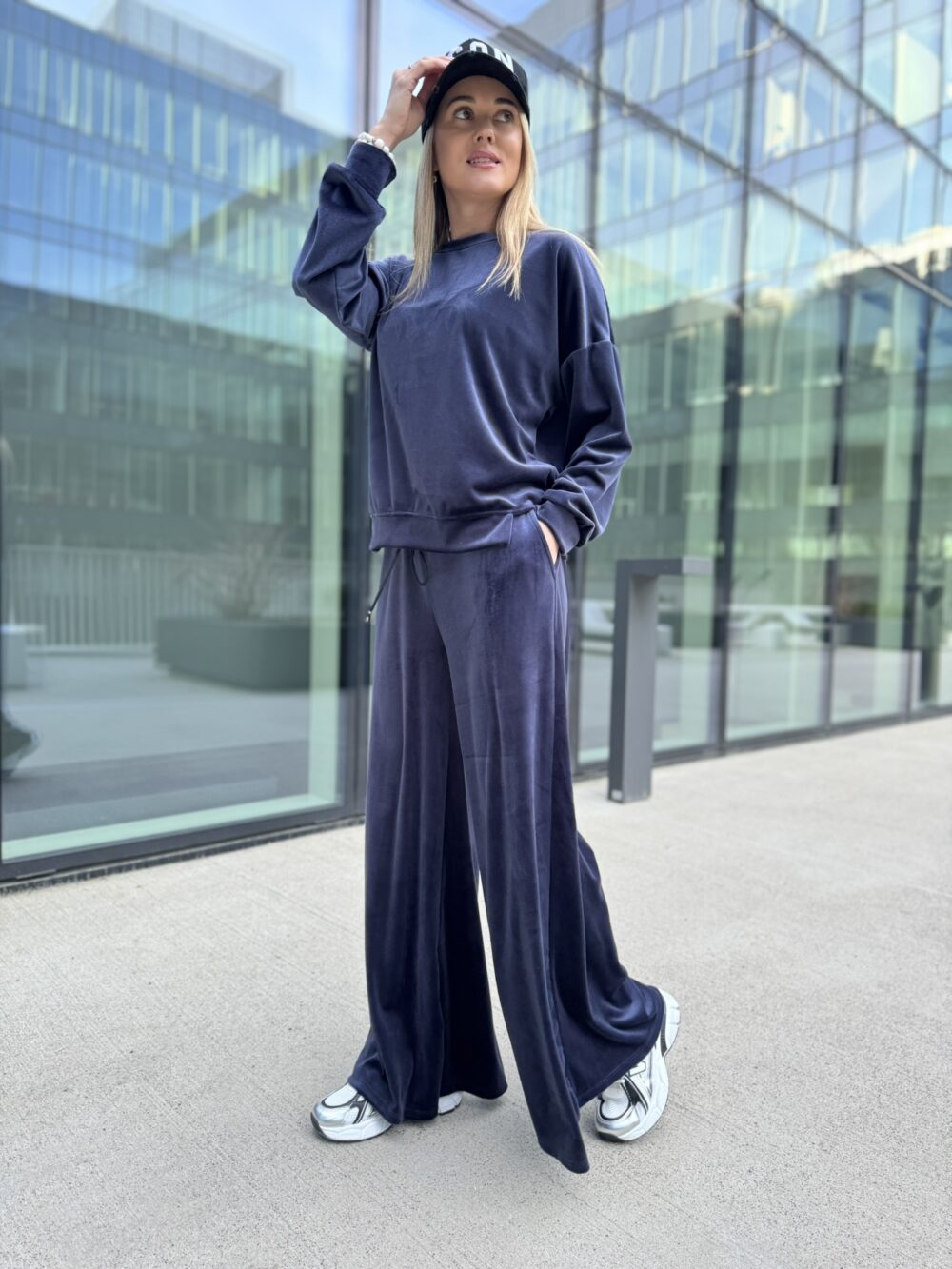 Veliūrinis kostiumėlis "Velvet Luxe" platesnėmis kelnėmis - Image 3