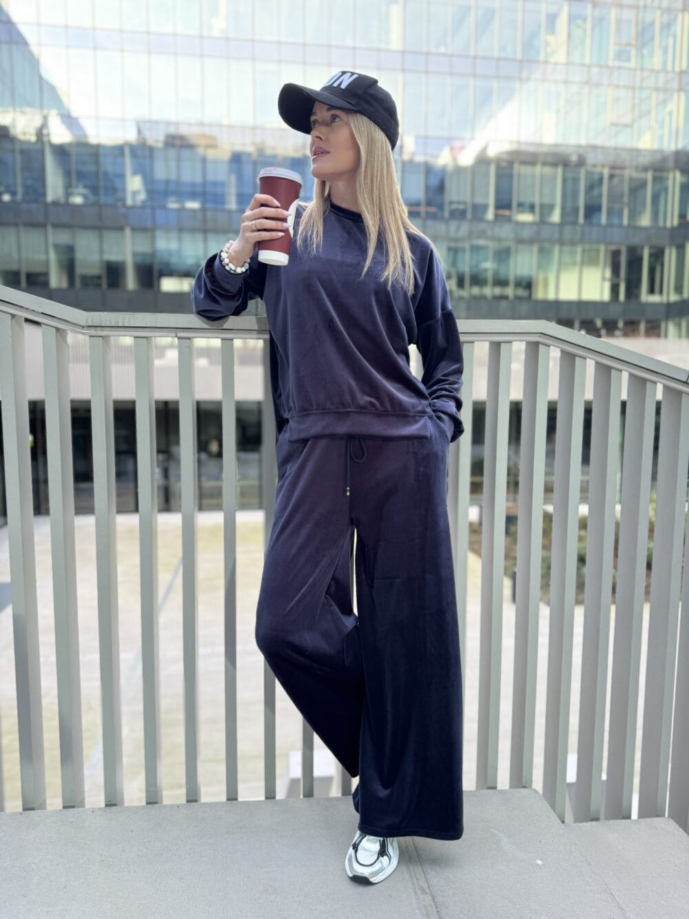 Veliūrinis kostiumėlis "Velvet Luxe" platesnėmis kelnėmis - Image 8