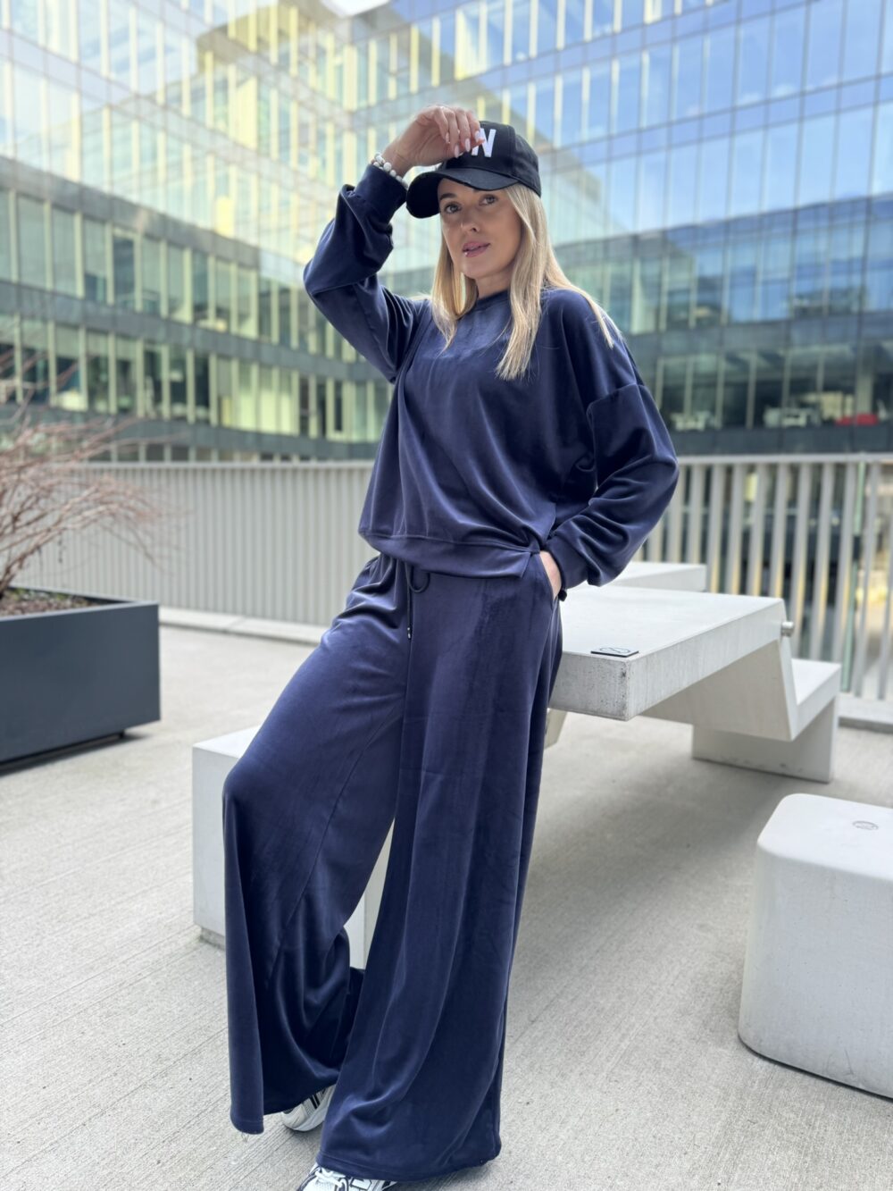 Veliūrinis kostiumėlis "Velvet Luxe" platesnėmis kelnėmis - Image 5