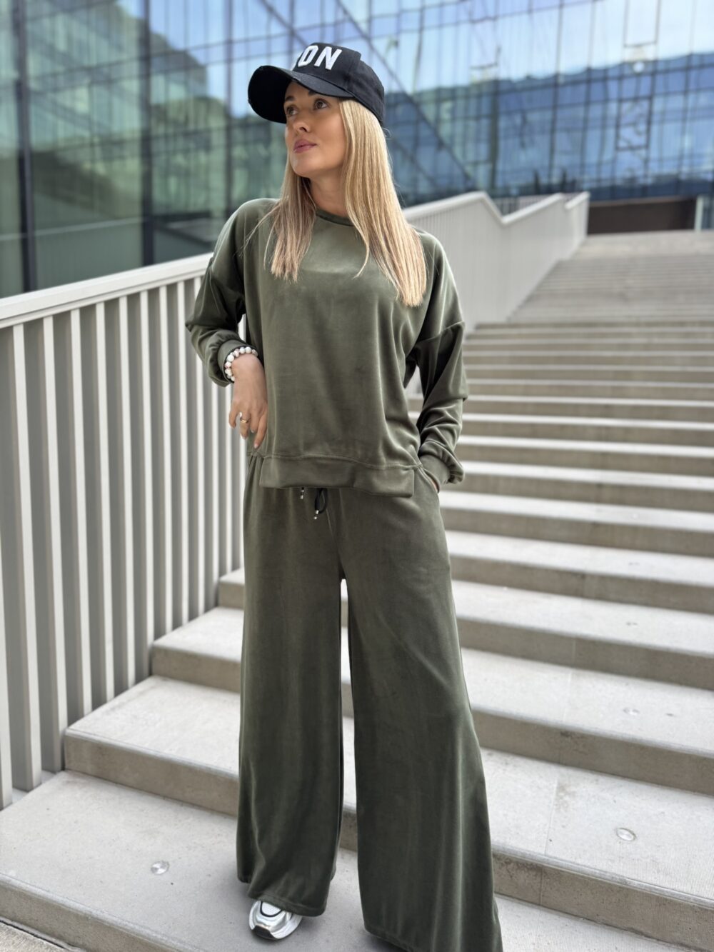 Veliūrinis kostiumėlis "Velvet Luxe" platesnėmis kelnėmis - Image 2
