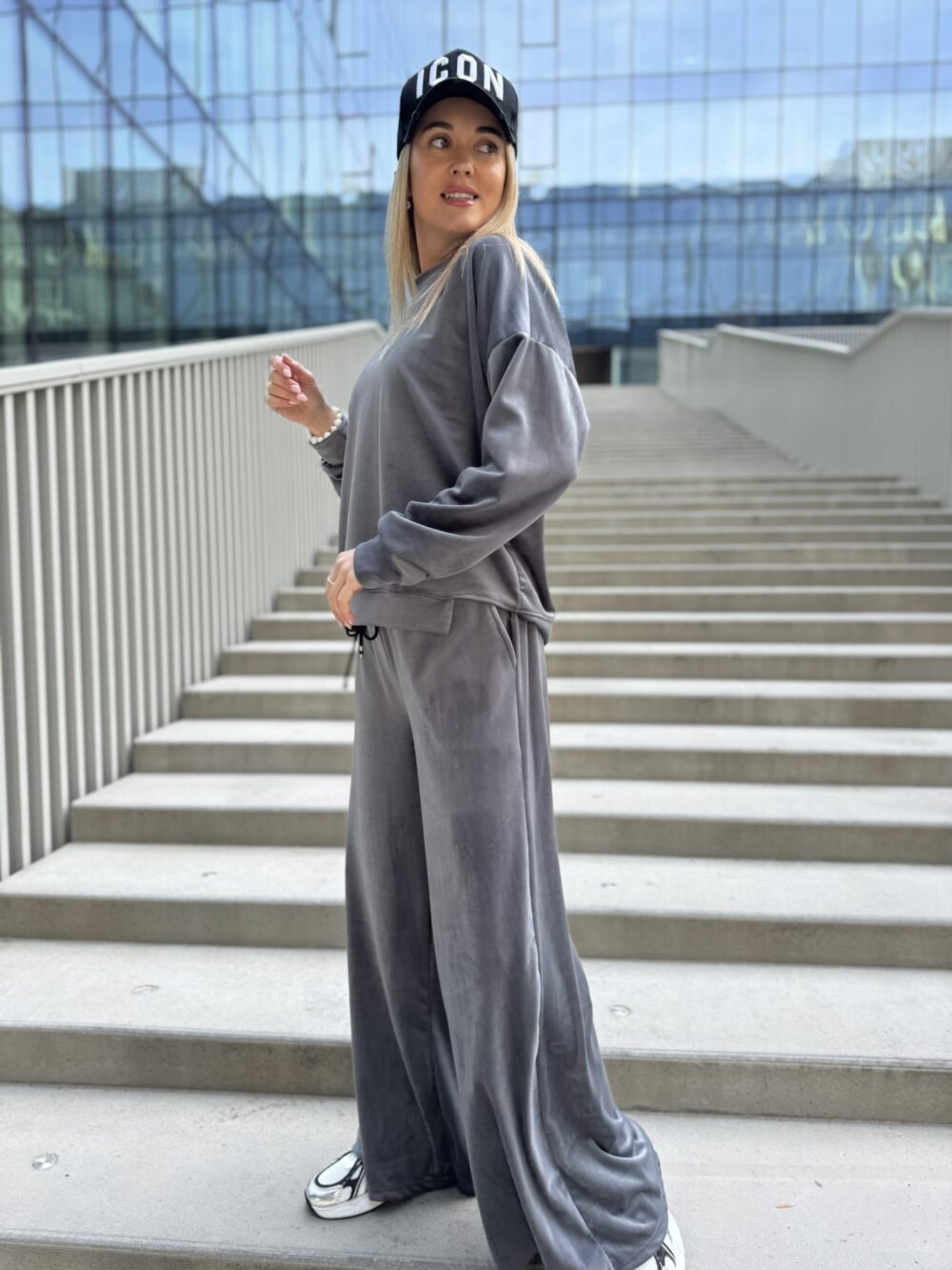 Veliūrinis kostiumėlis "Velvet Luxe" platesnėmis kelnėmis - Image 7