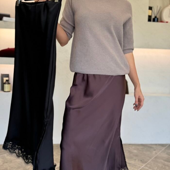 „Satīna mežģīņu svārki