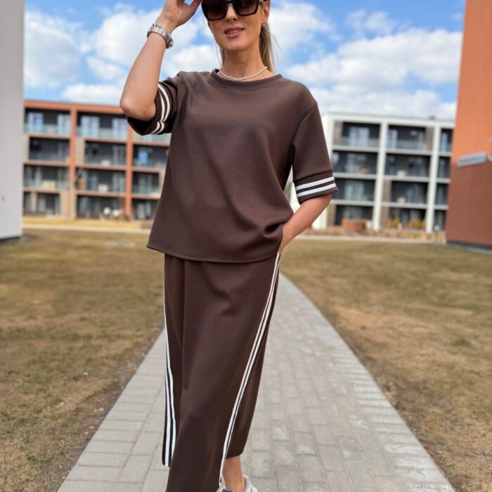 „Sporty Elegance“ dviejų dalių kostiumėlis<span> - </span>Šokoladinė